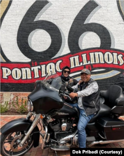 Ismet Chalid dan istri. ismet biasa mengendarai motor bermesin besar bersama teman-temannya. (Foto: Dok Pribadi)