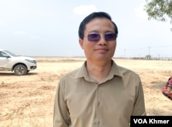 លោក ជីវ កុកសាយ តំណាងក្រុមហ៊ុន OCIC ផ្តល់បទសម្ភាសន៍ដល់វីអូអេនៅត្រង់ទំនប់៩៤ ក្នុងស្រុកកណ្តាលស្ទឹង ខេត្តកណ្តាល កាលពីថ្ងៃទី២៧ ខែមីនា ឆ្នាំ២០២៤។ (លាស់ លីបលីប/វីអូអេ)