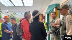 5月31日下午，在洛杉矶台湾会馆执行任务的两名洛杉矶县警察局的警员。