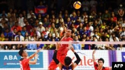 Pemain bola voli Indonesia Hendra Kurniawan tampak bersiap melesakkan pukulan ke arah tim Kamboja pada babak final bola voli putar SEA Games 2023 di Phnom Penh, Kamboja, pada 8 Mei 2023. (Foto: AFP/Nhac Nguyen)