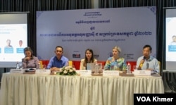 វាគ្មិនចូលរួមក្នុងកិច្ចពិភាក្សាមួយ ក្នុងពិធីចេញរបាយការណ៍ស្តីពីការតាមដានលើការអនុវត្តអនុសញ្ញាស៊ី-ដ សម្រាប់ប្រទេសកម្ពុជាឆ្នាំ២០២២ ក្នុងរាជធានីភ្នំពេញ កាលពីថ្ងៃទី២៧ ខែធ្នូ ឆ្នាំ២០២៣។ (ស៊ឹម ចាន់សំណាង/វីអូអេ)