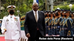 菲律宾国防部在马尼拉阿奎纳多军营欢迎美国国防部长奥斯汀的到访。（2023年2月2日）