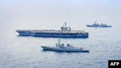 11일 미국·한국·일본 3국이 대북 잠수함 대응 훈련을 실시했다. 선두부터 미 해군 항공모함 시어도어 루스벨트함, 한국 해군의 이지스구축함 서애류성룡함, 일본 해상자위대 구축함 아리아케함.