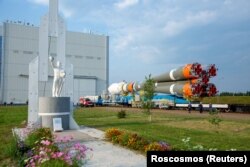 Roket Soyuz-2.1b dengan pesawat ruang angkasa Luna-25 tampak dibawa ke landasan peluncuran menjelang peluncurannya di Kosmodrom Vostochny, Amur, Rusia, 8 Agustus 2023. (Foto: Roscosmos via REUTERS)