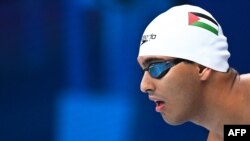 Perenang Palestina Yazan Al Bawwab bersiap untuk berlaga di kategori 100 meter gaya bebas dalam Olimpiade Tokyo 2020 di Pusat Akuatik Tokyo, Jepang, pada 27 Juli 2021. (Foto: AFP/Jonathan Nackstrand)