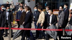 资料照:2023年2月18日,上海市台办副主任刘晓东率大陆官方代表团到达台北松山机场。