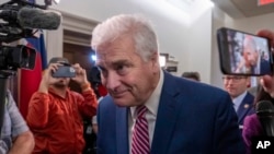 共和党众议员汤姆·埃默2023年10月24日与党内议员会面商讨议长提名人选。