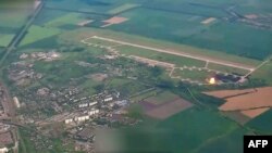 Serangan terhadap pangkalan udara dekat kota Myrgorod, Ukraina tengah, 2 Juli 2024. Rusia mengklaim telah menghancurkan lima jet militer Ukraina dalam serangan ini, saat Kyiv bersiap menyambut kedatangan pesawat tempur F-16. (Handout/Kementerian Pertahanan Rusia/AFP)