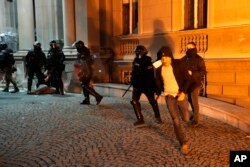 Demonstrant beži ispred pripadnika policije (Foto: AP/Darko Vojinovic)