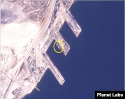 북한 라진항을 촬영한 ‘플래닛 랩스(Planet Labs)’의 23일 자 위성사진. 북한 전용 부두에 대형 선박(노란 원)이 포착됐다. 사진 = Planet Labs.