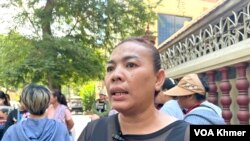 កញ្ញា ឈឹម សុខន ថ្នាក់ដឹកនាំនៃសហជីពក្រុមហ៊ុនណាហ្គាវើលដ៍ ផ្តល់បទសម្ភាសន៍ដល់អ្នកសារព័ត៌មាននៅថ្ងៃទី២៦មេសា ឆ្នាំ២០២៤។ (ស៊ឹម ចាន់សំណាង/វីអូអេ)