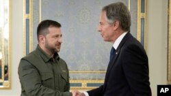 Presiden Ukraina Volodymyr Zelenskyy menyambut Menteri Luar Negeri AS Antony Blinken dalam pertemuan di Bankova, Kyiv, pada 6 September 2023. (Foto: Brendan Smialowski/Pool via AP)