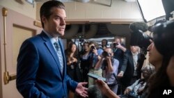 Kongresmen Met Gec obrača se novinarma na Kapitolu (Foto: AP/Mark Schiefelbein)