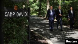 Presiden AS Joe Biden, Perdana Menteri Jepang Fumio Kishida dan Presiden Korea Selatan Yoon Suk Yeol tiba untuk konferensi pers bersama selama KTT trilateral di Camp David dekat Thurmont, Maryland, AS, 18 Agustus 2023. (Foto: REUTERS/Jim Bourg)
