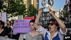 Protest za ženska prava i oštriju primenu kaznene politike prema počiniocima nasilja nad ženama u Prištini, 15. april 2024. (Foto: Armend NIMANI/AFP)