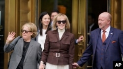 资料照片：卡罗尔(中)走出走出曼哈顿联邦法院。(2023年5月9日)