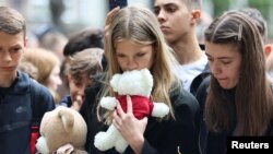 Učenici ispred škole "Vladislav Ribnikar" odaju poštu žrtvama masovnog ubistva