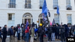 游行队伍于下午聚集在香港经贸办前，表达对23条的不满。（美国之音 李伯安）