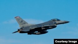 Američi lovac F-16 prelijeće BiH. (Foto: Ambasada SAD)