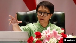 Menteri Luar Negeri Retno Marsudi berbicara dalam konferensi pers di Jakarta, pada 5 Mei 2023. (Foto: Reuters/Ajeng Dinar Ulfiana)