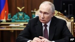 24일 블라디미르 푸틴 러시아 대통령이 모스크바 크렘린궁에서 VTB 은행 회장을 만나 대담을 나눴다.