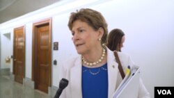 민주당 진 샤힌 상원의원이 18일 VOA 이조은 기자와 인터뷰를 하고 있다.