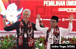 Calon presiden Ganjar Pranowo dan calon wakil presiden Mahfud MD mendatangi KPU pada Kamis (19/10) untuk mendaftar sebagai calon presiden dan wakil calon presiden. (VOA/Indra Yoga)