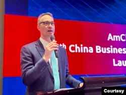 位于北京的中国美国商会总裁何迈可(Michael Hart)在3月1日的记者会上发布2023年度的《中国商务环境调查报告》。 (照片提供:中国美国商会)