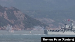 Sebuah kapal perang China saat menggelar latihan militer di dekat Fuzhou, Provinsi Fujian, dekat Kepulauan Matsu yang dikuasai Taiwan yang dekat dengan pantai China, 8 April 2023. (Foto: REUTERS/Thomas Peter)