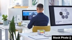 Anketa među 800 poslovnih lidera u SAD je pokazala da gotovo jedna trećina poslodavaca kaže da rad iz kancelarije umanjuje mogućnost za sagorevanje (burnout) i iscrpljenost zaposlenika.