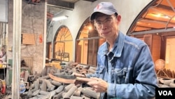 Wu Tseng-Dong has been making knives in Kinmen for 50 years. His brand, Maestro Wu, is famous for its knives made from old artillery shells and has become a regular stop for tourists. (Elizabeth Lee/VOA)
