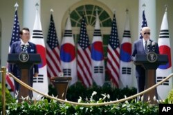 윤석열 한국 대통령과 조 바이든 미국 대통령이 26알 정상회담 후 백악관 로즈 가든에서 기자회견을 하고 있다.