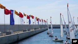 Bendera nasional China dan Sri Lanka dipasang di proyek reklamasi laut yang didanai China Port City selama kunjungan Menteri Luar Negeri China Wang Yi di Kolombo, Sri Lanka, Minggu, 9 Januari 2022. (AP/Eranga Jayawardena)