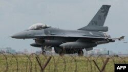 Taksi jet tempur F-16 Angkatan Udara Taiwan setelah mendarat di pangkalan angkatan udara di Hualien di Taiwan timur pada 24 Mei 2024. (Yasuyoshi CHIBA / AFP)