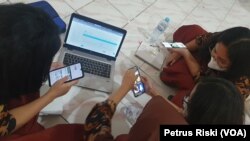 Pelajar di Surabaya memanfaatkan perangkat teknologi untuk membuat konten positif di media sosial. (Foto: Petrus Riski/VOA)