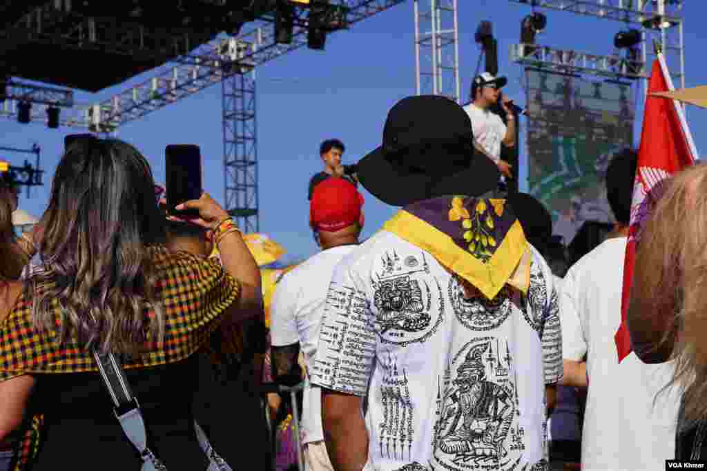 មនុស្ស​ម្នា​កំពុង​ឈរ​ទស្សនា​ការ​សម្តែង​នៅ​ក្នុង​មហោស្រព​ Sabaidee Fest នៅថ្ងៃទី​១៤ ​មិថុនា ឆ្នាំ២០២៤ នៅទីក្រុង Chino រដ្ឋ​កាលីហ្វ័រញ៉ា​។(ចាប ចិត្រា/VOA Khmer)