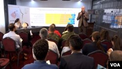 Milica Rakić Andrić i Visar Imeri predstavljaju rezultate istraživanja Nove društvene inicijative i Instituta za socijalnu politiku “Musine Kokalari”, 23. maja 2024. 