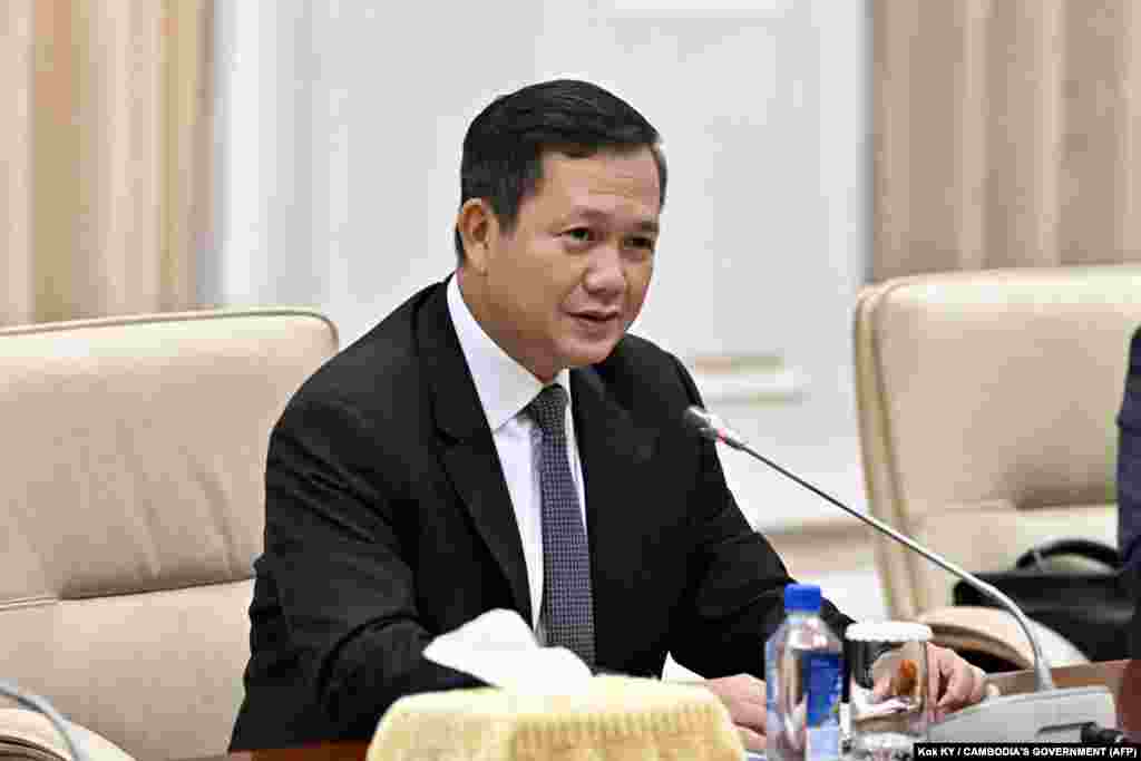 លោក ហ៊ុន ម៉ាណែត ដែល​នឹង​ឡើង​កាន់​អំណាច​ជា​នាយករដ្ឋមន្ត្រី​ថ្មី​ចាប់​ពី​ថ្ងៃ​ទី ២២ ខែ​សីហា​ខាង​មុខ​នេះ ជួប​ប្រជុំ​ជាមួយរដ្ឋមន្ត្រី​ការ​បរទេស​ចិន​លោក Wang Yi (វ៉ាង យី) នៅ​រាជធានី​ភ្នំណេញ កាល​ពី​ថ្ងៃ​ទី​១៣ ខែ​សីហា ឆ្នាំ​២០២៣។