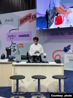 Ryan Wibawa tengah bersiap menyeduh kopi untuk para juri di kompetisi World Brewers Cup 2024 di Chicago, Illinois (dok: Ryan Wibawa)