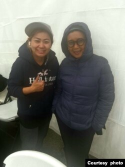 Yen Yen bersama Menteri Luar Negeri RI Retno Marsudi yang mampir di tenda baksonya. (foto: courtesy).