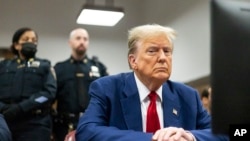 前总统特朗普2024年4月30日在纽约曼哈顿刑事法庭受审。