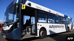Sebuah bus yang akan digunakan untuk layanan bus otonom (swakemudi) CAVForth, AB1, dipamerkan kepada awak media di Queensferry, Skotlandia, 11 Mei 2023. (Andy Buchanan/AFP)