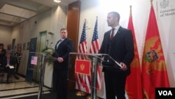 Specijalni izaslanik SAD za Zapadni Balkan Gabrijel Eskobar (levo) i premijer Crne Gore Milojko Spajić na konferenciji za novinare u Podgorici, 18. mart 2024. 