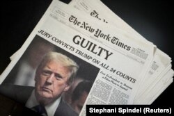 Edisi cetak koran New York Times pada Jumat (31/5) yang menampilkan berita utama mantan presiden AS Donald Trump, sehari setelah Trump divonis bersalah dalam persidangan pidananya atas tuduhan memalsukan catatan bisnis, di New York City. (Reuters)