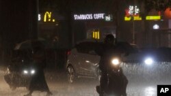 2023年9月2日，台北市，台风“海葵”逼近台湾，人们在大雨中步行和开车。