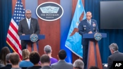 美国国防部长劳埃德·奥斯汀和参谋长联席会议主席C.Q.布朗2024年7月25日在五角大楼的新闻简报会上发言。