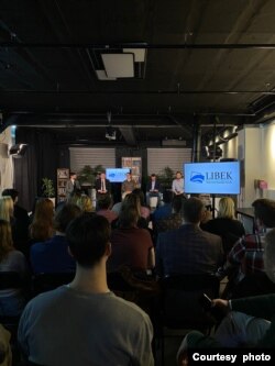 Učesnici panel diskusije u organizaciji Libeka, "Vreme odluka - budućnost spoljne politike Srbije" (s leva): Miloš Nikolić (moderator,), Dragiša Mijačić, Strahinja Subotić, Vuk Velebit i Milan Krtić, u Beogradu, 27. februara 2022. (Foto: Libek)