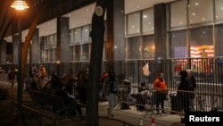 Medijske ekipe ispred sudnice na Menhetnu gde će Tramp biti izveden pred sudiju