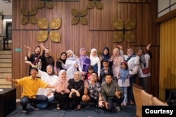 TemanThrifhty –Via Ria Anggraeni (berkacamata dan paling depan) bersama tim mengajak konsumen memperpanjang usia pakaian. (Dokumentasi TemanThrifhty)