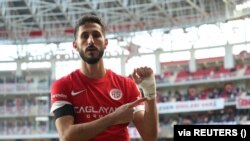 Pemain Antalyaspor Israel Sagiv Jehezkel menunjukkan perbannya yang bertuliskan "100 hari, 7.10", mengacu pada serangan Hamas pada 7 Oktober 2023, setelah mencetak gol ke gawang Trabzonspor selama pertandingan sepak bola Liga Super Turki di Antalya, Turki Januari 14, 2024.